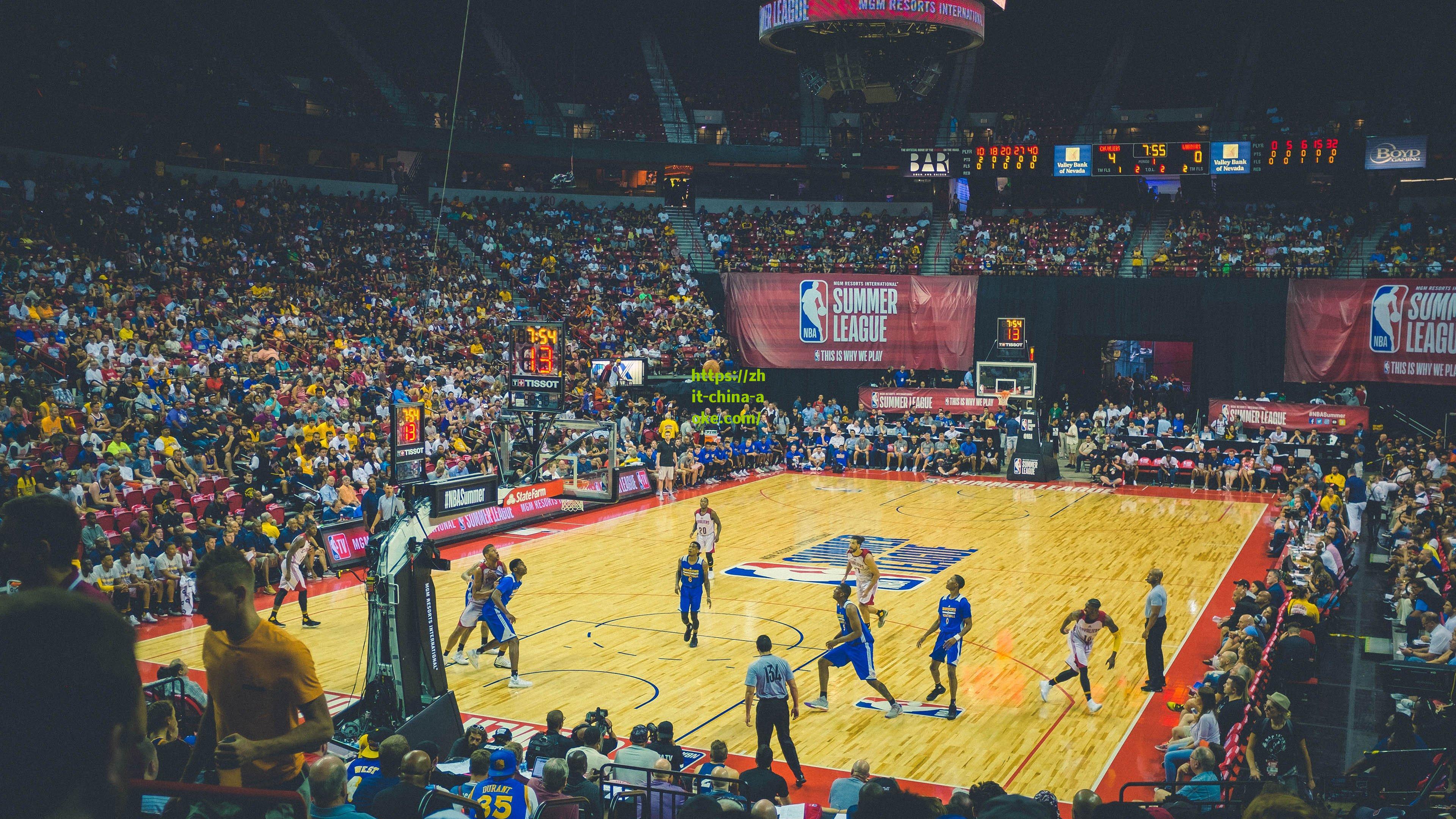 比斯利与健身模特女友高调互动引爆网络，赛场外甜蜜时刻成焦点